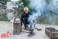 刘锡芬铺开工具箱生起炉火准备开工。他回忆当年在外打制铜器基本上是手圈、戒指、耳环、铜烟斗当家，还时不时打铜勺子、铜饭碗等。用老板自己的铜，当时一个勺子时间不用太长，收费1.5元，而一个铜饭碗要半个工，收费5元。