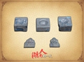 刘崇升保留已有百年传承的模具和用模具制作出来的铜佛帽徽。他初次外出是因送亲戚上火车，在村里请了十天假，挑上担子去了亲戚相反的路线，十天时间赚了七十多元，刚到家正好假期结束，要是晚回来个几天，就会碰上严管，有可能会被捉进去，一时半会回不来。