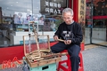 刘崇升在孟公镇场上摆摊售卖自己打制的铜器，抚摸着他两斤重的铜烟斗。他说当年他打制烟斗收费与刘锡芬不同，他是按成品斤两收费，主家出铜八毛一两，他出铜一元一两，多重就收多少钱。